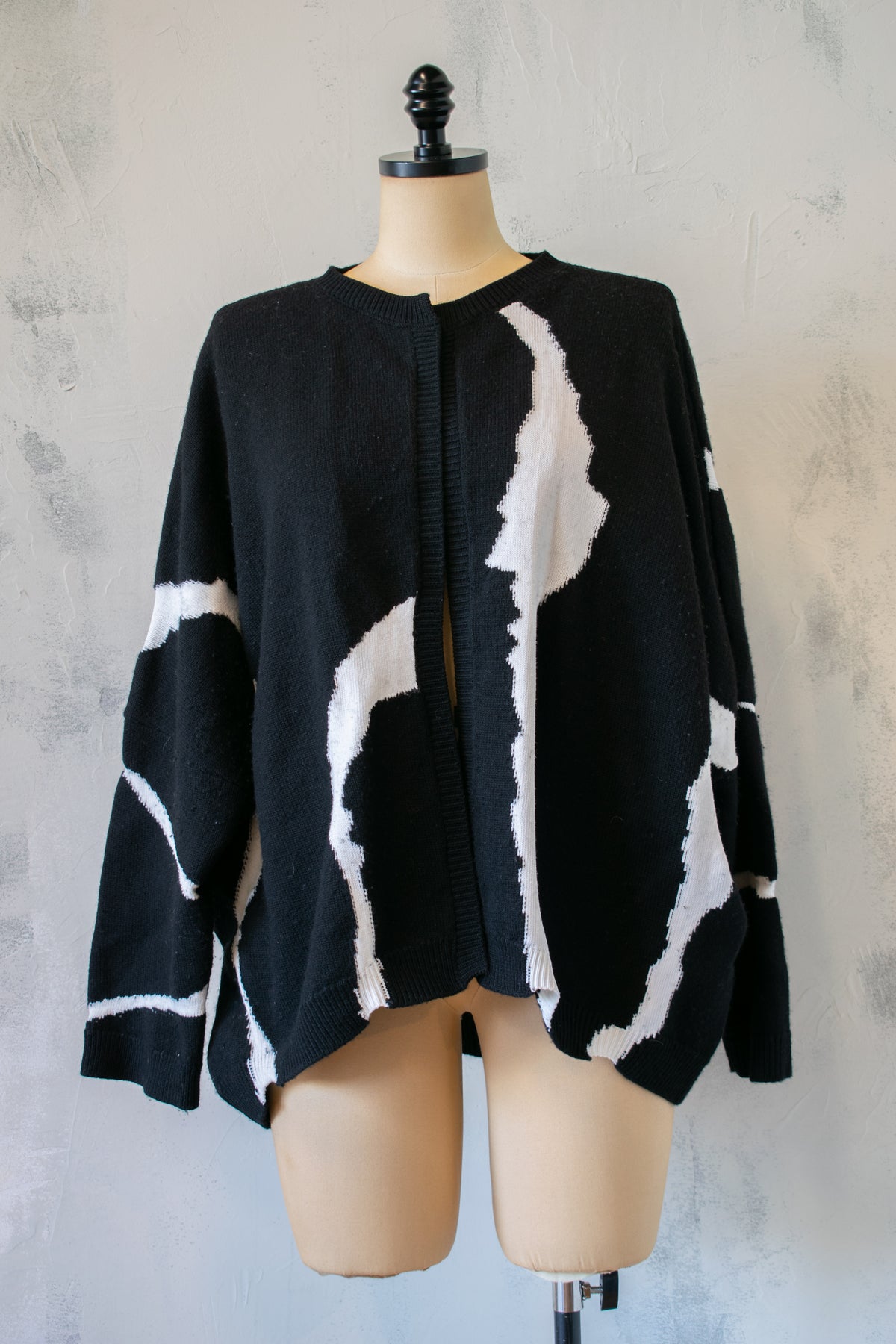 Moyuru; Black and White Sweater