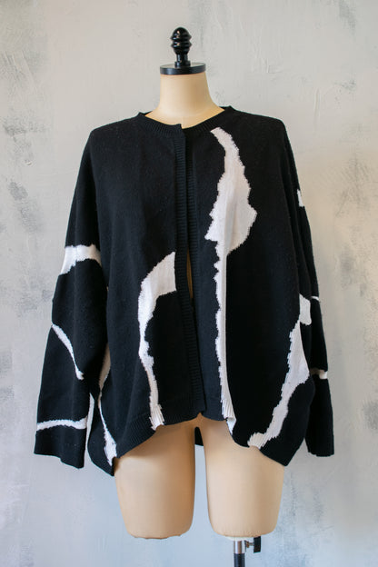 Moyuru; Black and White Sweater