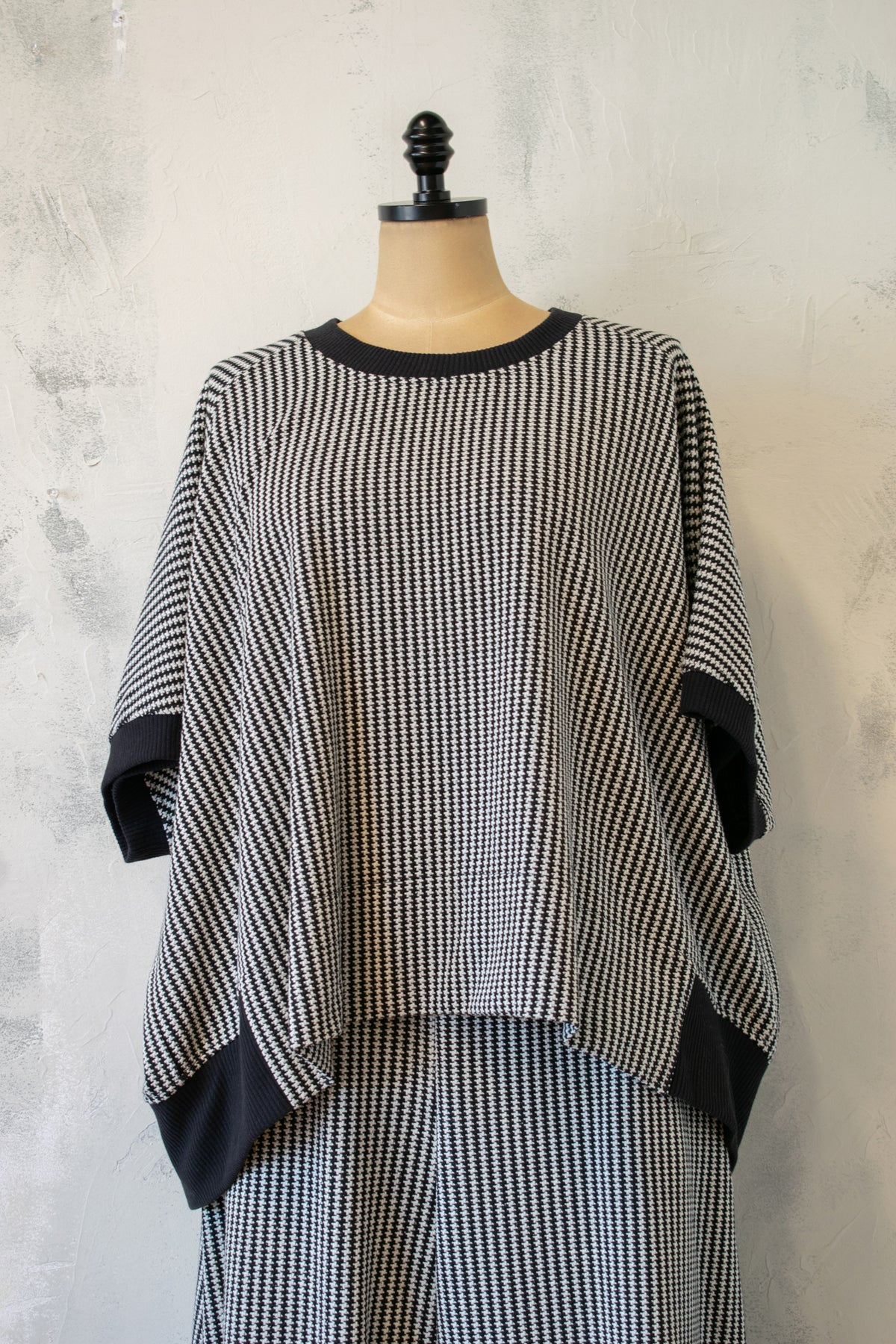 Alembika; Black and White Check Knit Pullover
