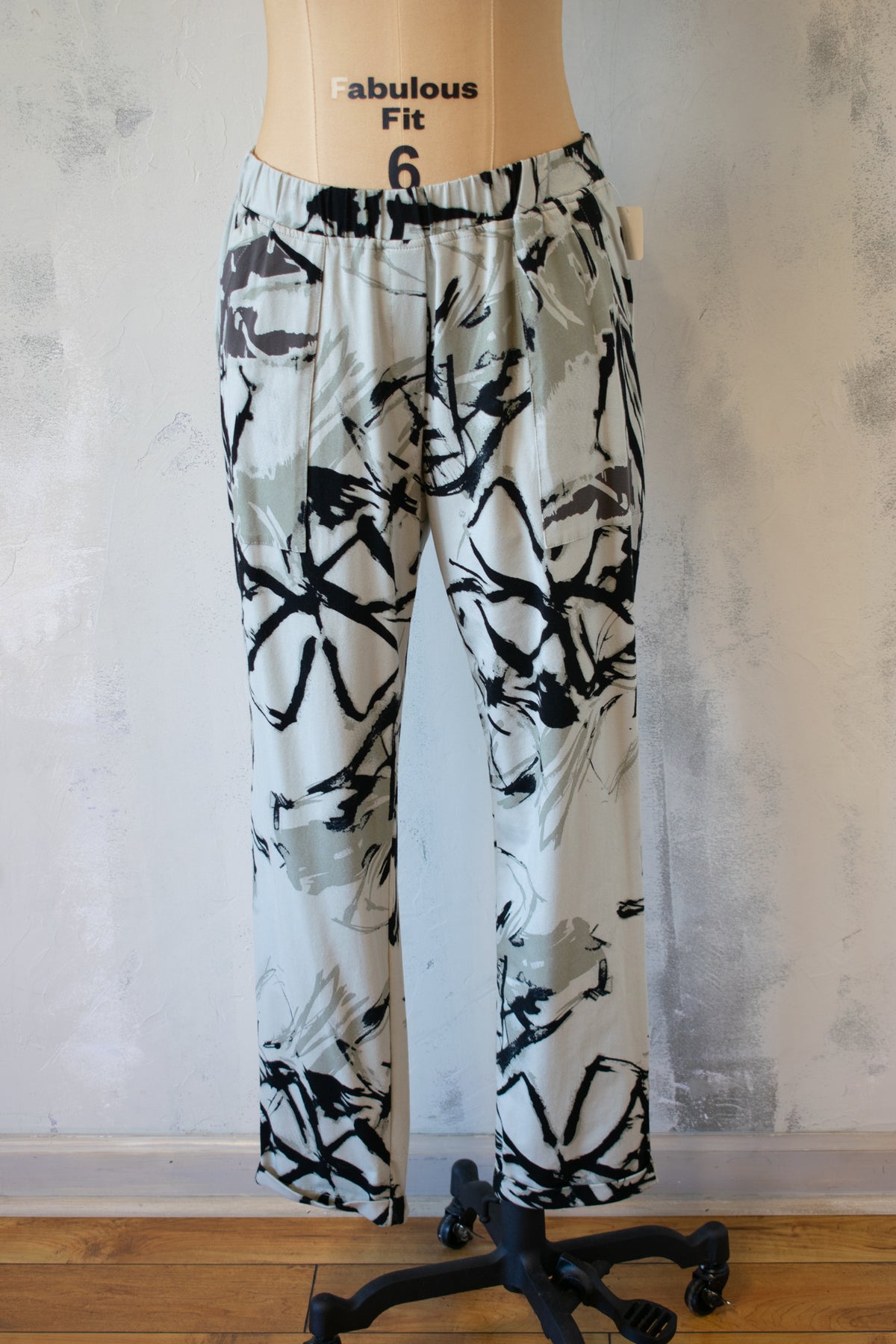 Alembika: NWT, Graphic Jogger