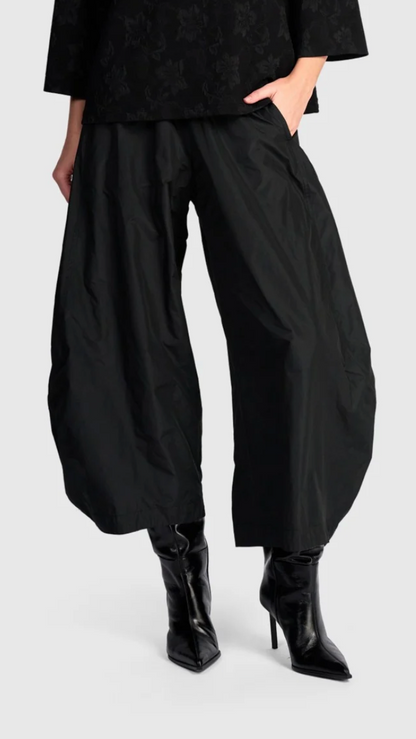 Balloon Swish Pant in Black